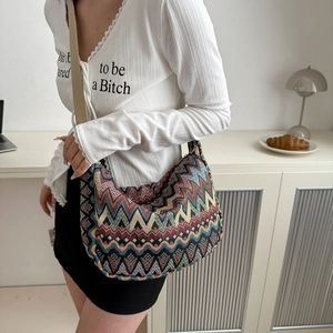 Sac hobo tissé style ethnique avec motifs zigzag colorés et large bandoulière