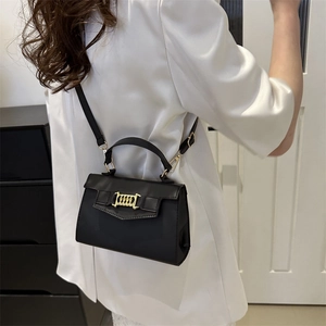 Borsa a mano nera chic con dettaglio catena dorata e tracolla regolabile da donna