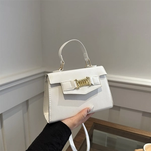 Piccola borsa quadrata bianca minimalista con fibbia a catena dorata e manico elegante