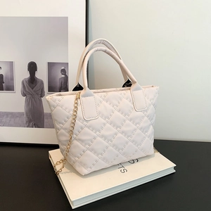 Elegante borsa a secchiello beige trapuntata con motivo a rombi e catena dorata