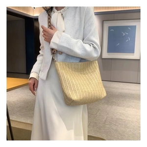 Détail du sac cabas beige tissé avec une large bandoulière aux motifs géométriques