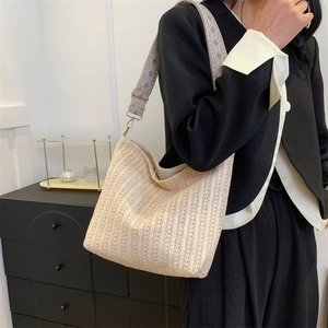Sac hobo tissé beige chic avec bandoulière à motifs pour un look urbain décontracté
