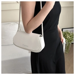 Vue détaillée du sac bandoulière blanc en demi-lune avec logo Fashion et fini lisse