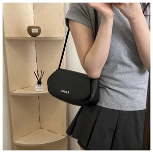 Sacoche selle minimaliste en similicuir noir avec imprimé blanc et rabat de fermeture