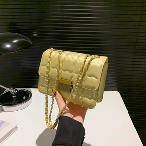 Sac à Épaule Matelassé de Mode pour Femmes en Cuir PU Sac Bandoulière Petit Sac Carré avec Boucle en Métal pour Voyage