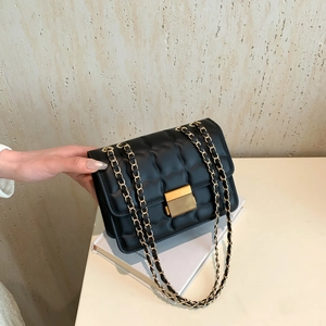 Sac à bandoulière matelassé noir classique avec chaîne dorée pour le quotidien des femmes