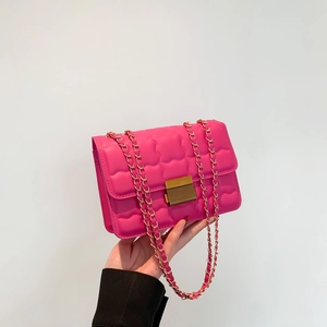 Sac à bandoulière matelassé rose avec chaîne dorée et fermoir métallique carré