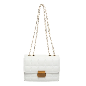 Sac bandoulière blanc matelassé avec coutures ondulées et chaîne dorée au style épuré