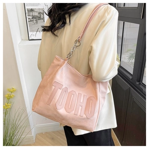 Detail of pink tote bag with embossed TOOHO logo and stylish metal chain shoulder strap