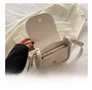 Détail de l'intérieur du sac crème avec rangement pour smartphone et fermoir magnétique doré