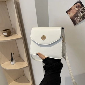 Sac à bandoulière carré en cuir blanc minimaliste avec boucle dorée et fine lanière