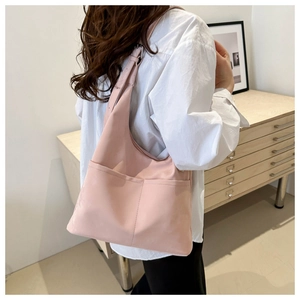 Detailansicht der rosa Canvas-Einkaufstasche mit zwei Fronttaschen an einem Modell