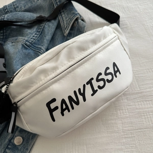 Sportieve crèmewitte crossbodytas met FANYISSA-print en zwarte verstelbare riem