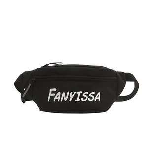 Casual zwarte crossbodytas met witte letteropdruk en verstelbare schouderband