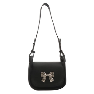 Sac bandoulière noir élégant avec un nœud en métal argenté poli sur le rabat