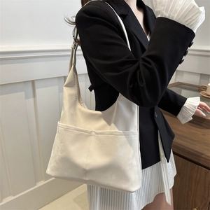 Minimalistische beige Leder Hobo-Schultertasche mit doppelten Fronttaschen und breitem Riemen
