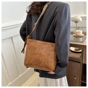 Vue détaillée du cabas en cuir marron rétro avec large bandoulière jacquard bohème