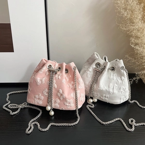 Sacs seaux à cordon avec fleurs en relief, breloques perles et bandoulières en chaîne