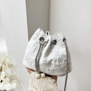 Sac seau blanc texturé à cordon perles avec une élégante chaîne argentée fine