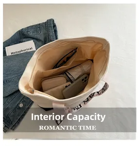 Vue intérieure d'un grand sac fourre-tout en toile avec poche zippée et capacité