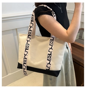 Grand sac fourre-tout en toile avec lanières graphiques et base noire porté