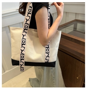 Photo de style de vie du grand sac cabas en toile avec bandoulières lettrées