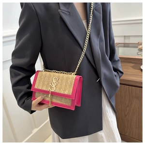 Détail du sac bandoulière tissé à la main avec bordure rose et boucle dorée
