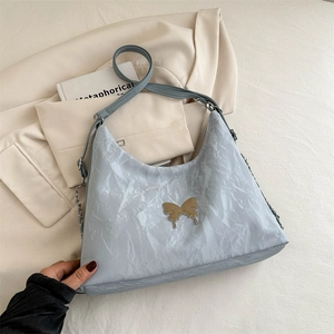 Sac bandoulière bleu-gris vintage avec texture plissée et boucle papillon dorée