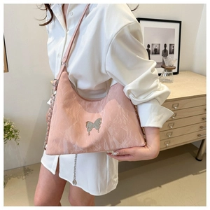 Sac hobo plissé rose avec pendentif papillon argenté et bandoulière en chaîne