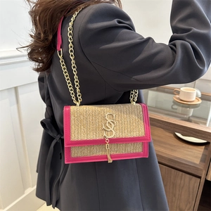 Sac chaîne en paille pour femme avec bordure en cuir rose et élégant pompon doré
