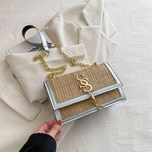 Sac bandoulière en paille tressée avec bordure argentée et chaîne dorée pour femme