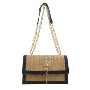 Sac à rabat en paille tressée avec bordure en cuir noir et bandoulière en chaîne