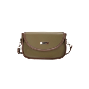Minimalistische grüne Satteltasche mit braunem Rand und goldener Metallschnalle