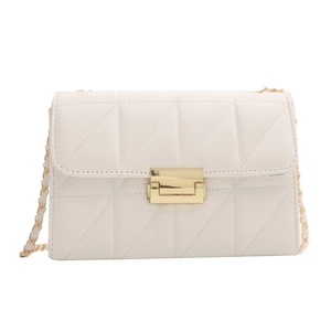 Crèmekleurige crossbodytas met ruitpatroon en gouden ketting in luxe kaviaartextuur