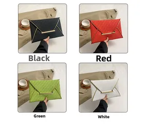 Détails de quatre pochettes enveloppes en sergé coloré avec d'élégants bords métalliques