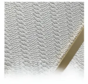 Gros plan sur la texture tissée 3D blanche et la bordure en métal doré de cette pochette