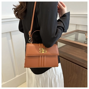 Sac bandoulière caramel avec boucle dorée double B et texture matelassée verticale