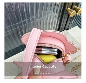 Vue détaillée du sac à bandoulière rose en forme de fleur montrant sa capacité interne