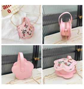 Détail du sac fleur rose avec broderie de grue traditionnelle et bandoulière chaîne