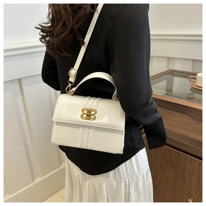 Sac bandoulière blanc tendance avec texture plissée et détail de boucle dorée