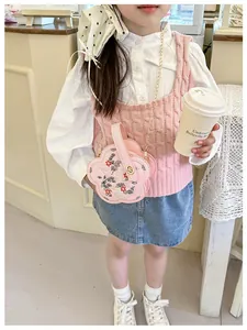 Détail d'un sac à bandoulière rose en forme de fleur avec broderie chinoise et chaîne