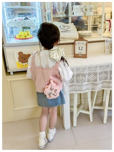 Détail du sac bandoulière fleur rose avec broderie traditionnelle fleurie et oiseau