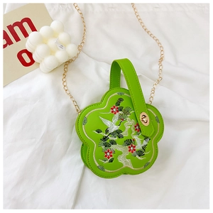 Détail du sac à fleurs vert avec broderie de grue et bandoulière en chaîne dorée