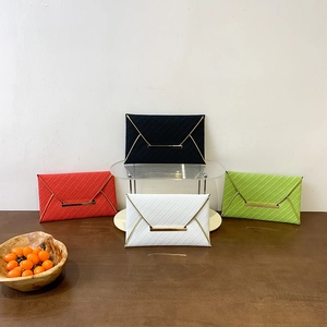 Pochettes enveloppes chic avec texture tissée diagonale et garniture dorée en quatre couleurs