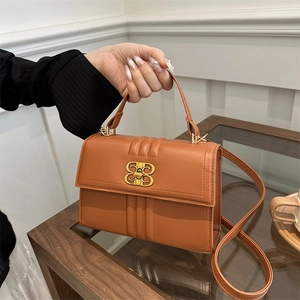 Sac bandoulière chic en cuir fauve avec boucle en métal doré et poignée supérieure