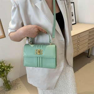 Sac à main vert menthe en similicuir texturé avec boucle dorée et bandoulière amovible