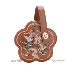 Sac bandoulière en forme de fleur de prunier avec broderie de grue et chaîne dorée