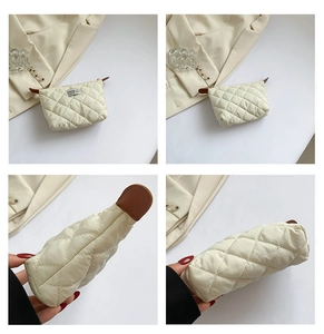 Détails de la trousse de maquillage matelassée beige avec coutures en losange et cuir