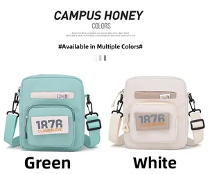 Primer plano de bolsos bandolera de lona verde y beige con correas y bolsillos con cremallera