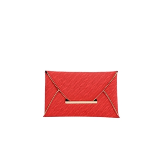 Pochette enveloppe rouge minimaliste avec texture tissée et finitions métalliques dorées